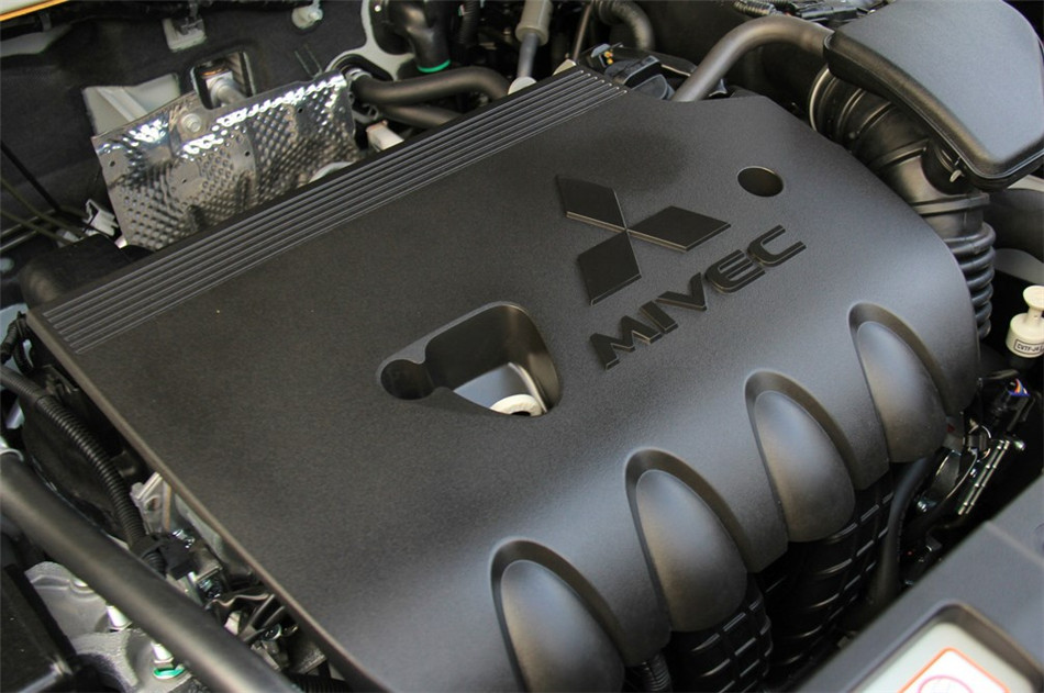 2013款 2.4L CVT 四驱 豪华导航版 7座 引擎底盘