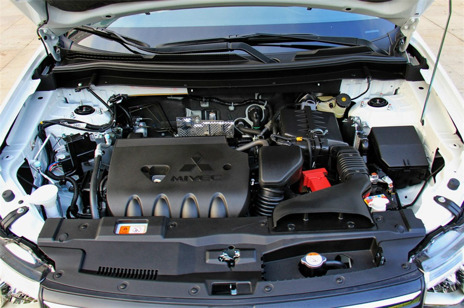 2013款 2.4L CVT 四驱 豪华导航版 7座 引擎底盘
