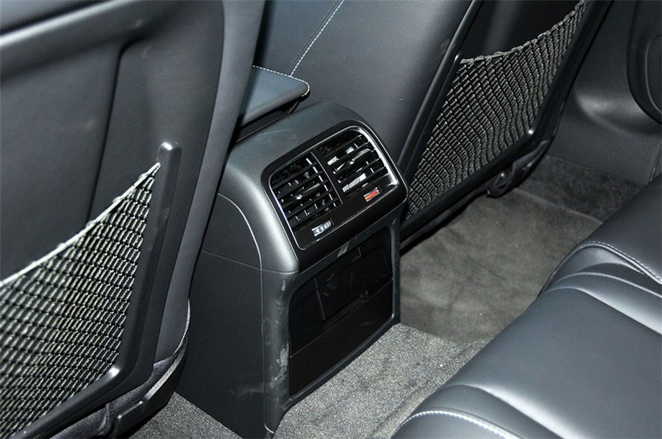 2012款 3.0T 双离合 Sportback 座椅空间