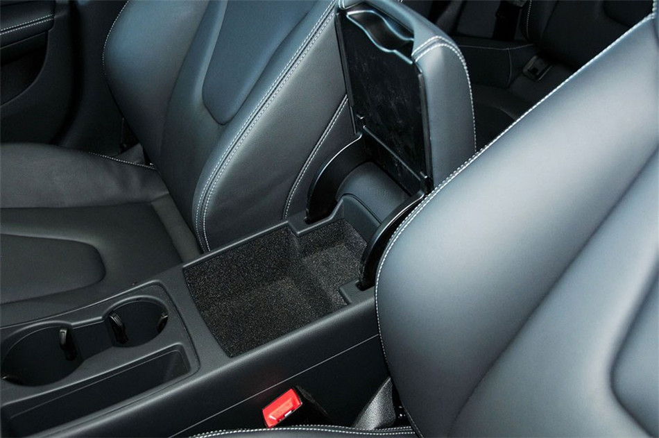 2012款 3.0T 双离合 Sportback 座椅空间