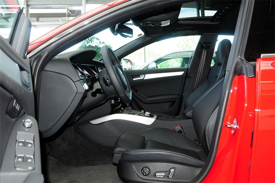 2012款 3.0T 双离合 Sportback 座椅空间