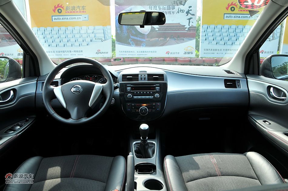 2011款骐达GTS内饰