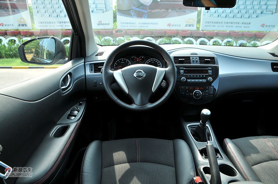 2011款骐达GTS内饰