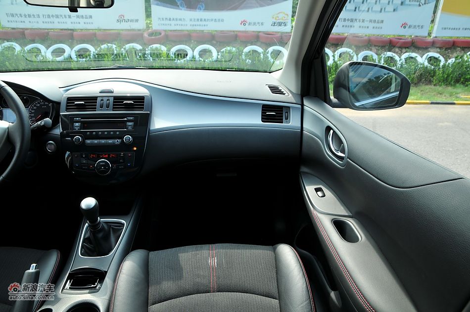 2011款骐达GTS内饰