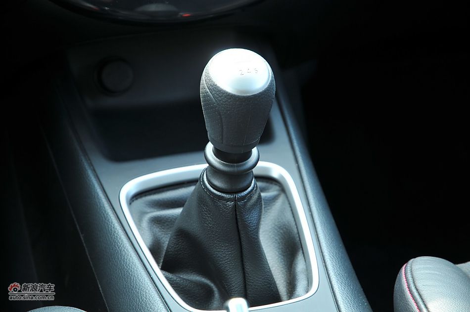 2011款骐达GTS内饰