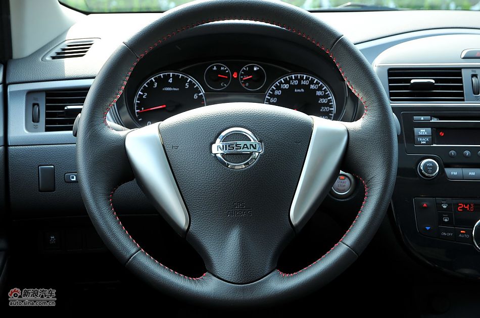 2011款骐达GTS内饰