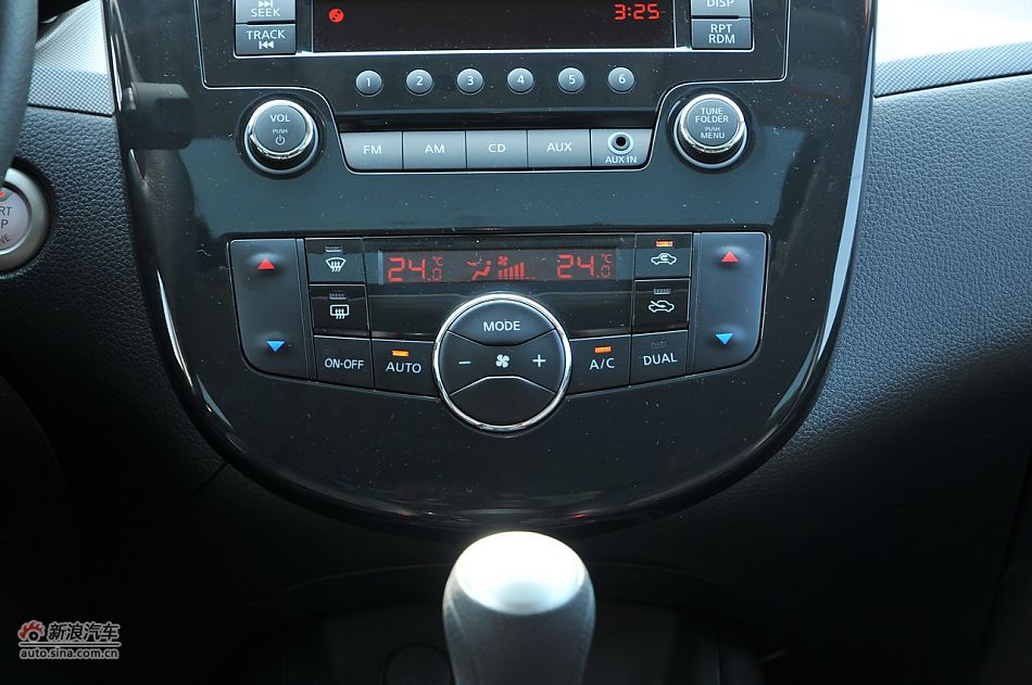 2011款骐达GTS内饰