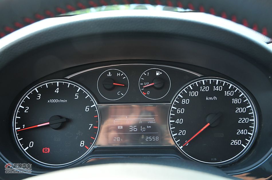 2011款骐达GTS内饰