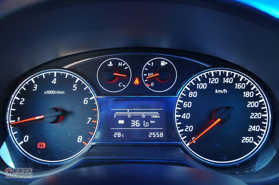 2011款骐达GTS内饰