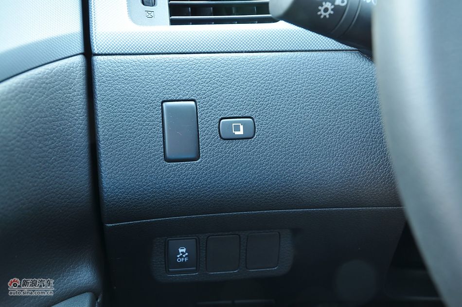 2011款骐达GTS内饰