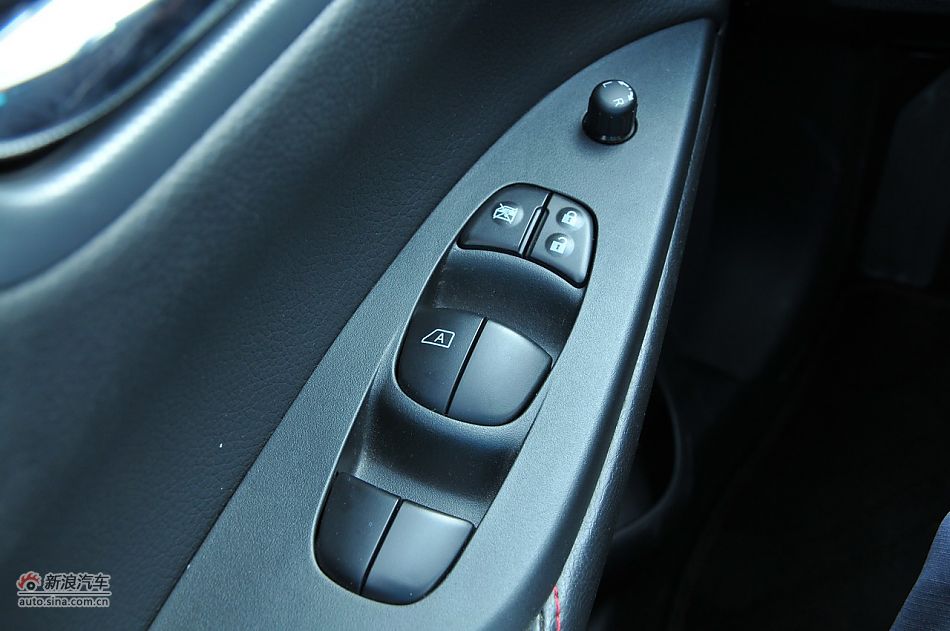 2011款骐达GTS内饰
