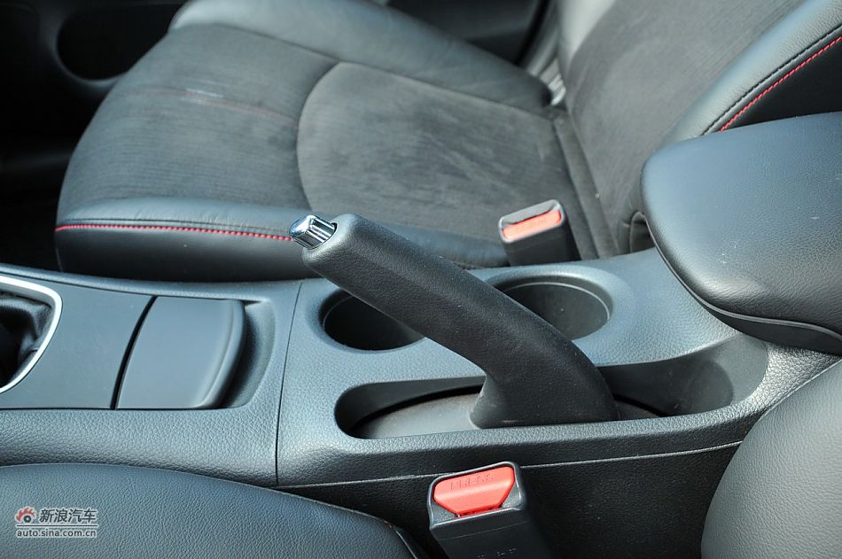 2011款骐达GTS内饰