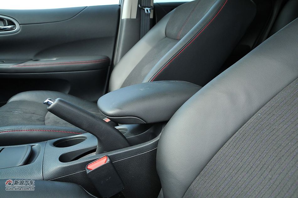 2011款骐达GTS内饰