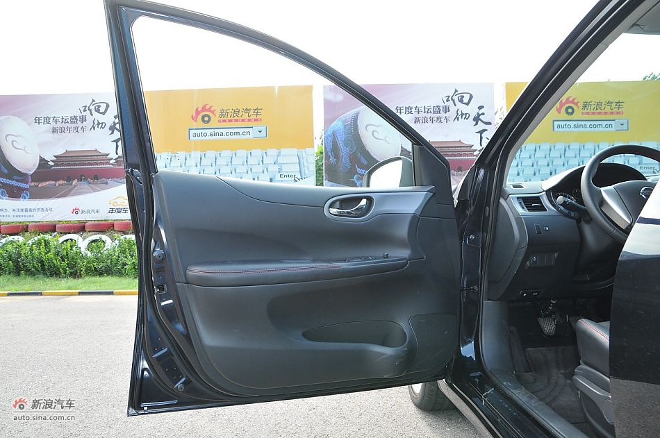 2011款骐达GTS内饰