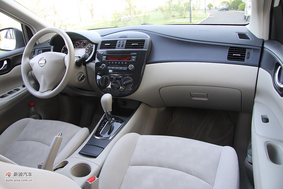 2011款骐达内饰