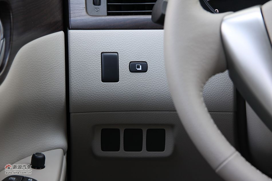 2011款骐达内饰