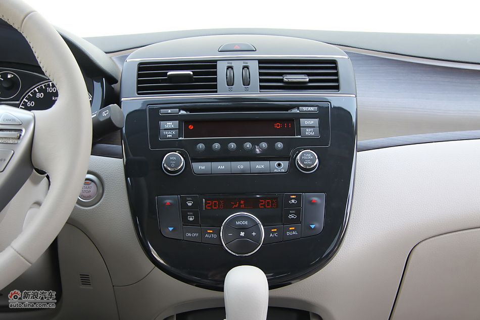 2011款骐达内饰