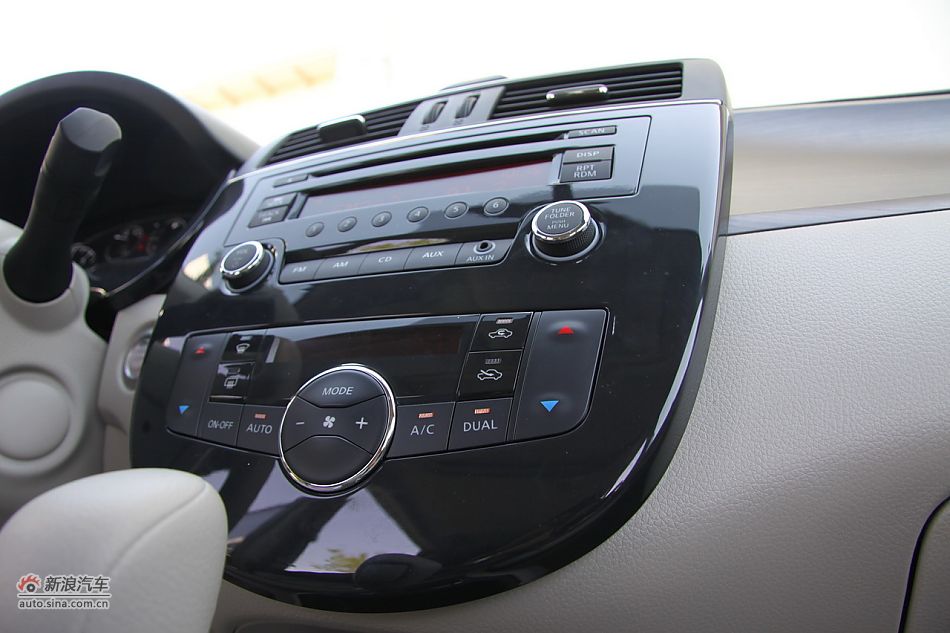 2011款骐达内饰