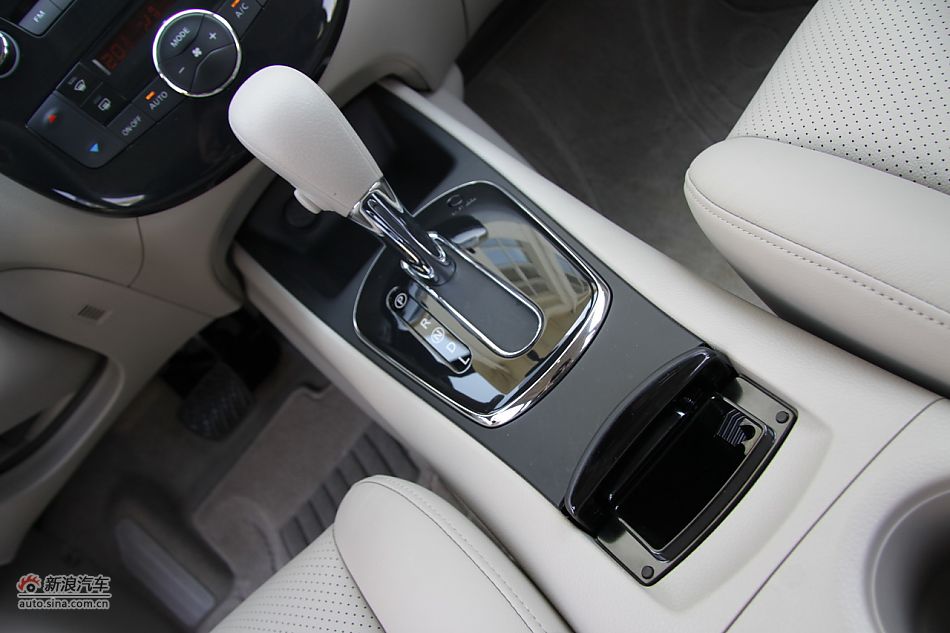 2011款骐达内饰