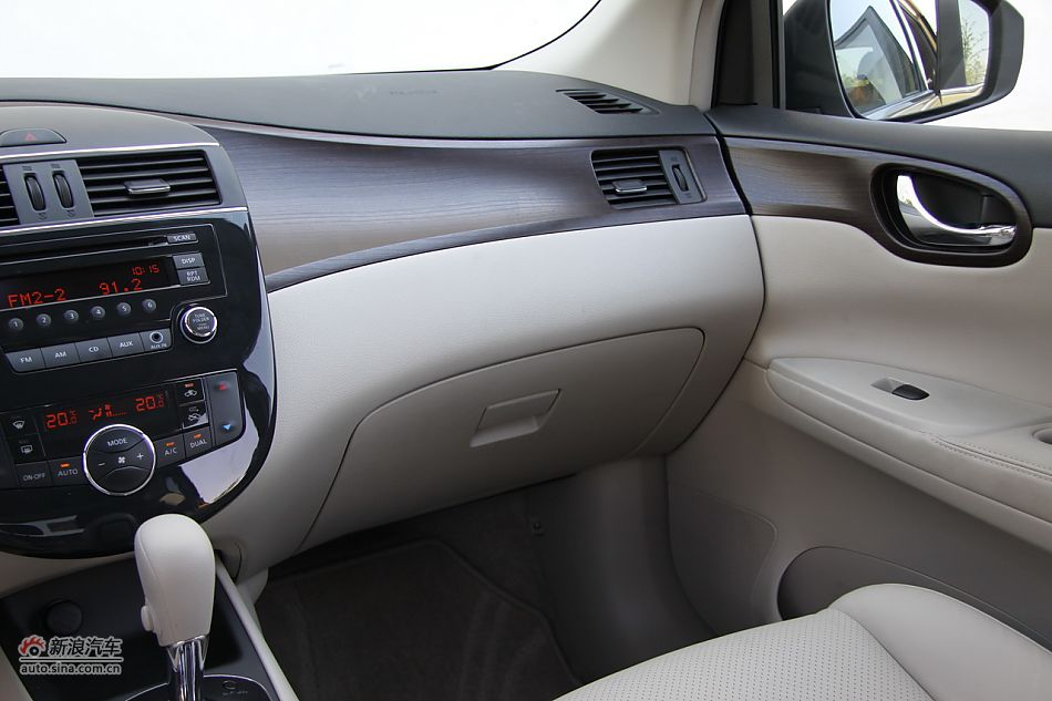 2011款骐达内饰