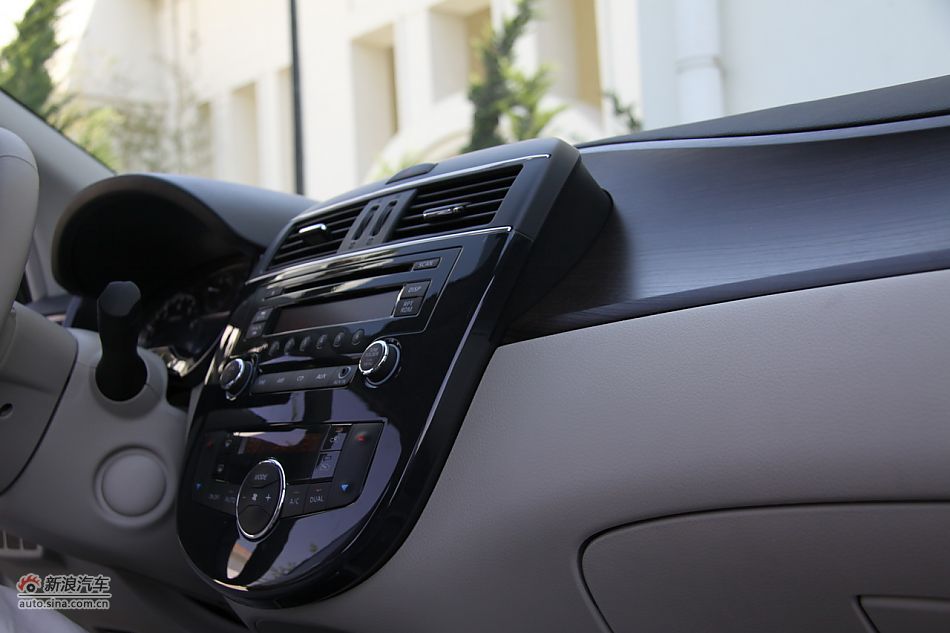 2011款骐达内饰