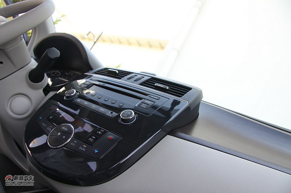 2011款骐达内饰