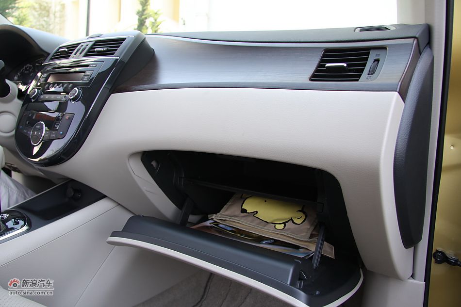 2011款骐达内饰