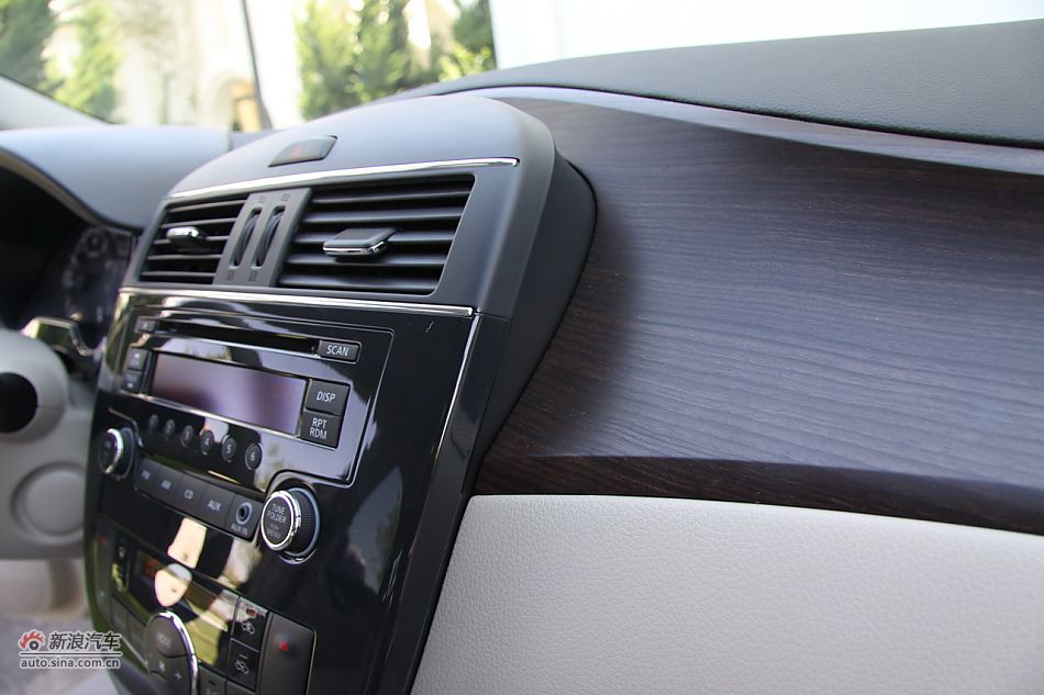 2011款骐达内饰