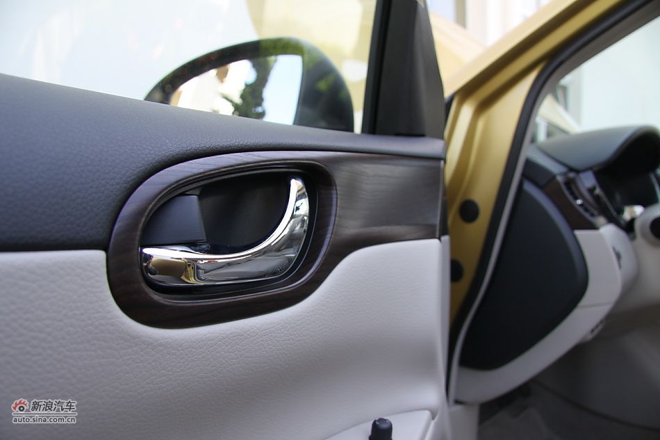 2011款骐达内饰