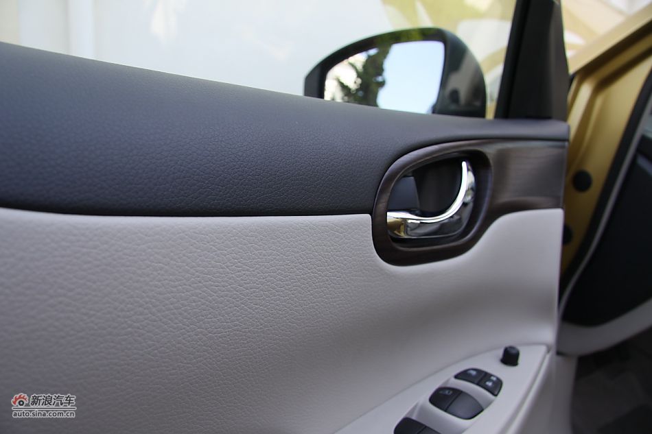 2011款骐达内饰