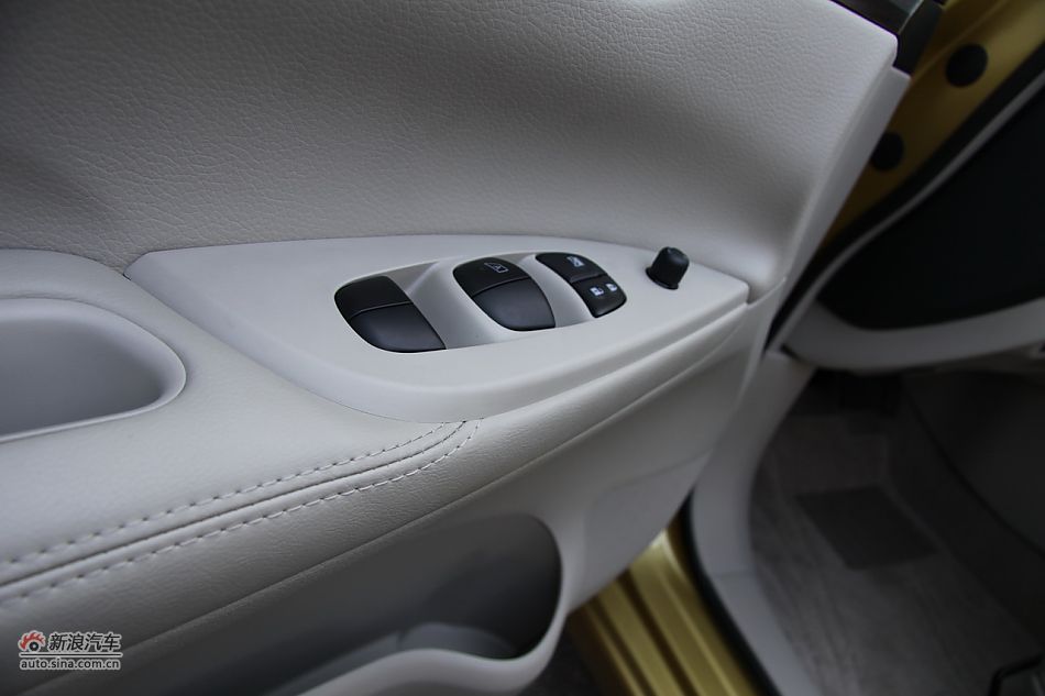 2011款骐达内饰