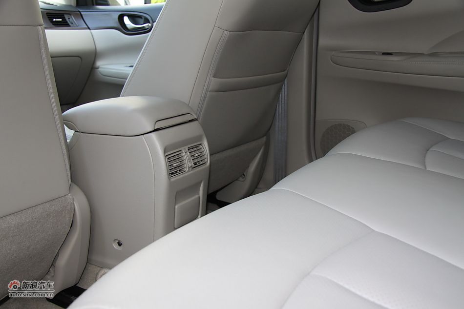 2011款骐达内饰