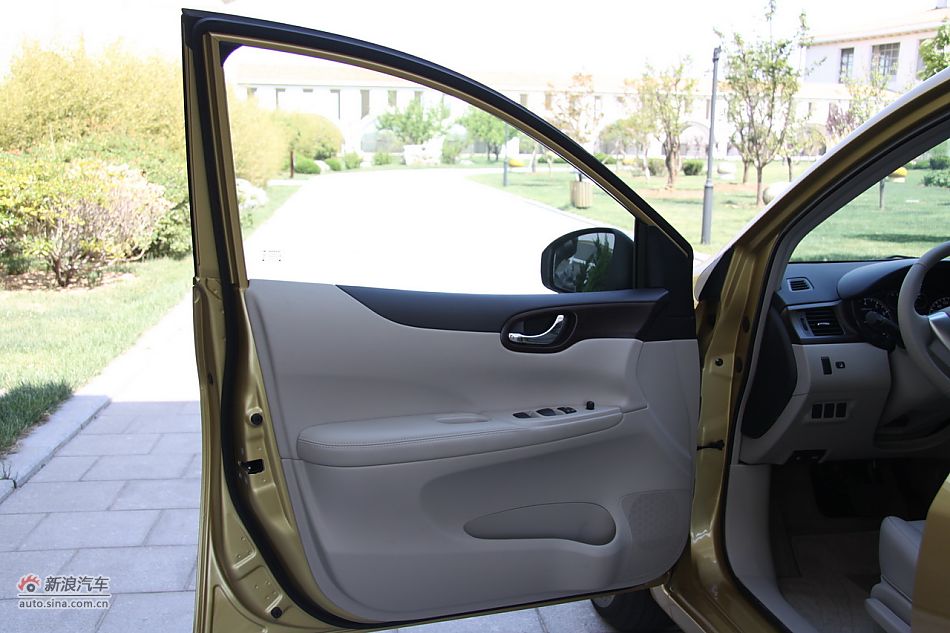 2011款骐达内饰