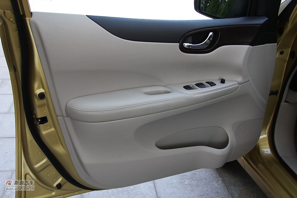 2011款骐达内饰