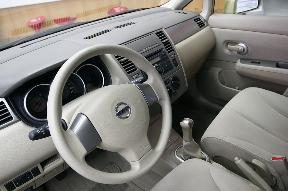 东风日产骐达方向盘