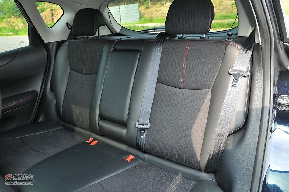 2011款骐达GTS座椅及储物空间