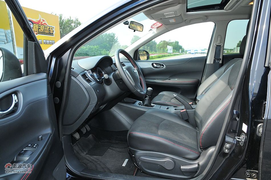 2011款骐达GTS座椅及储物空间