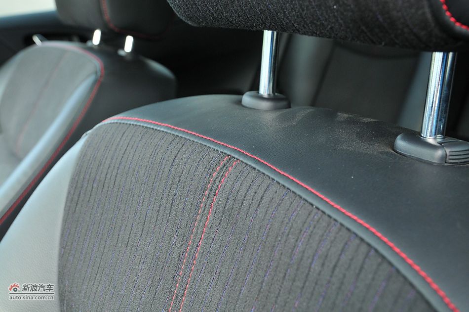 2011款骐达GTS座椅及储物空间