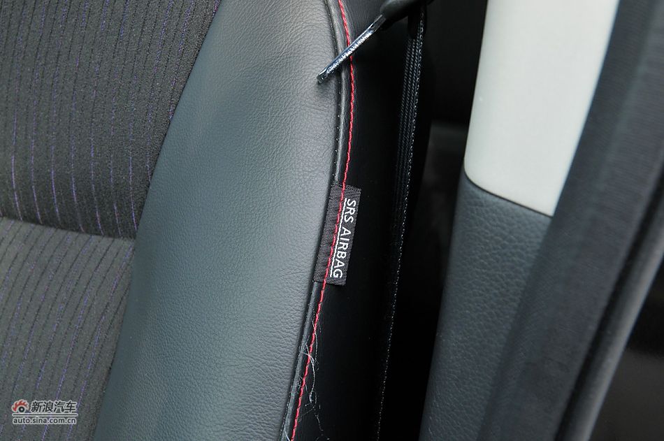 2011款骐达GTS座椅及储物空间