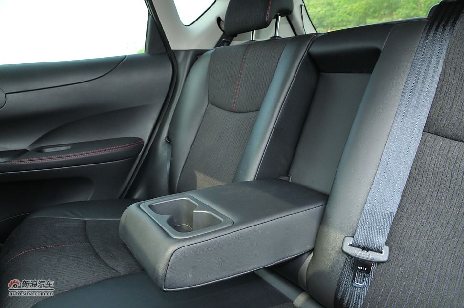 2011款骐达GTS座椅及储物空间