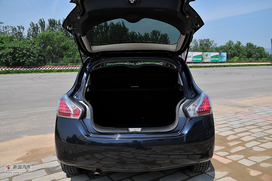 2011款骐达GTS座椅及储物空间