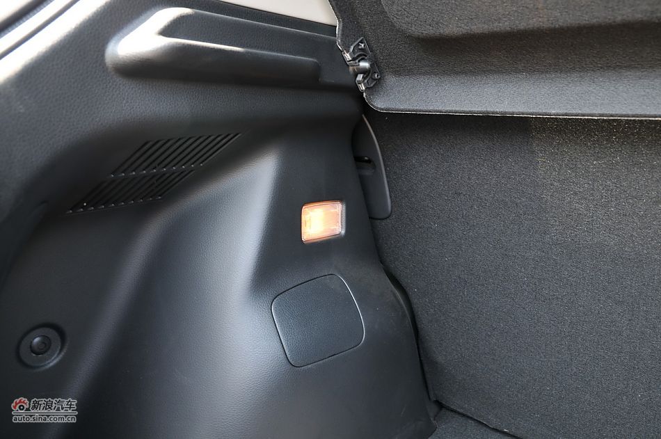 2011款骐达GTS座椅及储物空间
