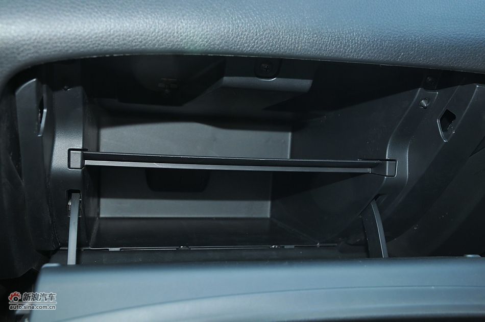 2011款骐达GTS座椅及储物空间