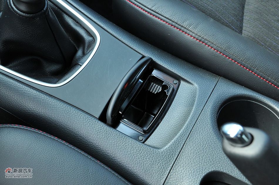 2011款骐达GTS座椅及储物空间