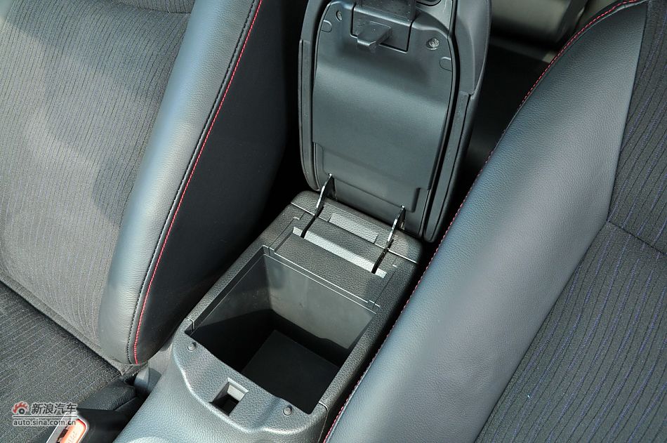 2011款骐达GTS座椅及储物空间