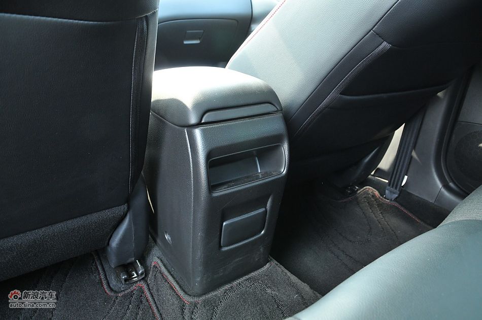 2011款骐达GTS座椅及储物空间