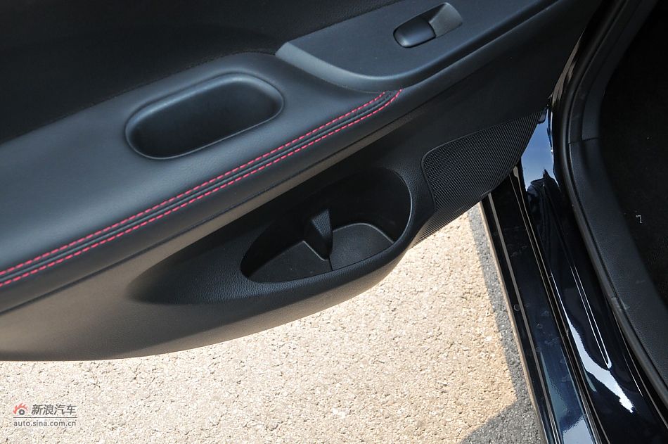 2011款骐达GTS座椅及储物空间