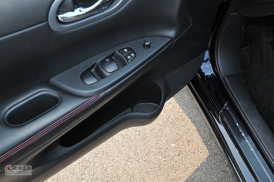 2011款骐达GTS座椅及储物空间