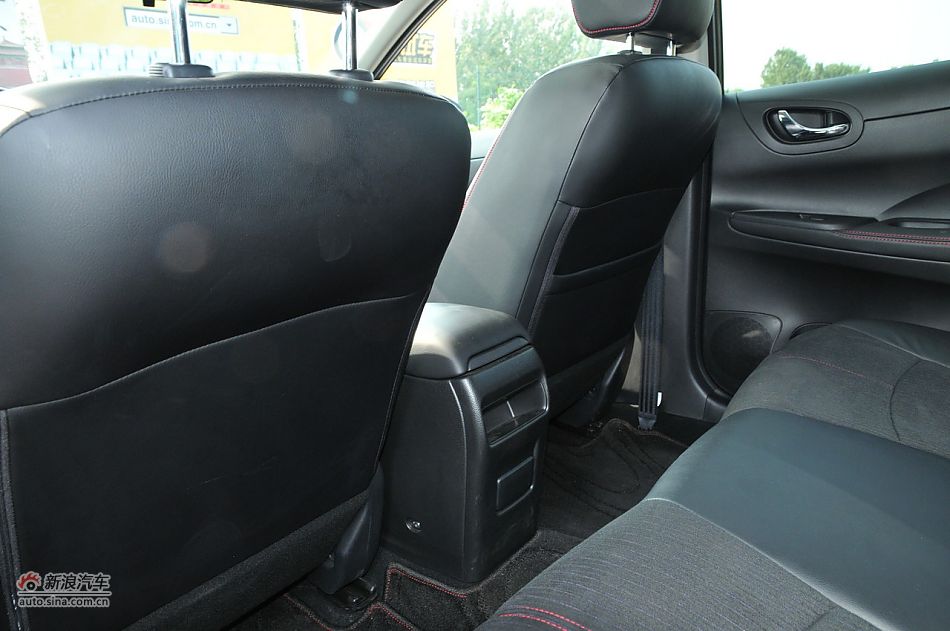 2011款骐达GTS座椅及储物空间