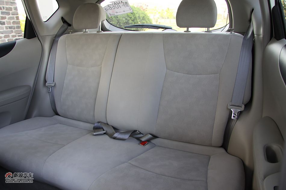 2011款骐达座椅空间